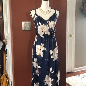 Woman’s V-Neck Blue floral Maxi Dress.  XL.